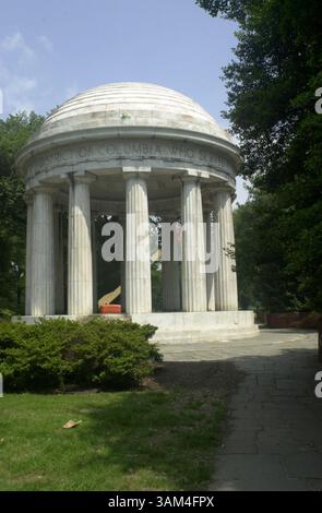 Juni 15, 2004 - USA - KRT US-NACHRICHTENGESCHICHTE SCHLEPPTE: PANDAMANIA KRT FOTO VON MICHAEL COLLINS/KRT (Juni ) WASHINGTON, DC -- das verfallende WWI-Denkmal wurde von dem hochpublizierten neuen World war II Memorial überschattet, (Credit Image: © Michael Collins/mct/ZUMAPRESS.com) Stockfoto