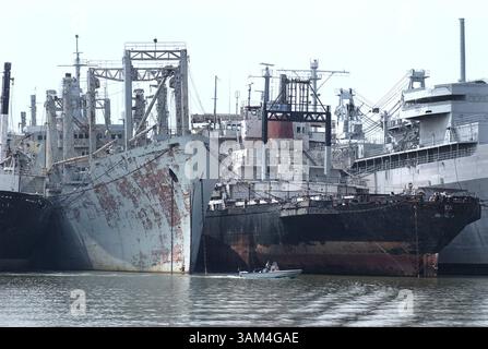 24. Juni 2004 - USA - KRT US-NEWS STORY SLUGGED: ENV-GHOSTFLEET KRT FOTO VON JOE FUDGE/NEWPORT NEWS DAILY PRESS (12. Juli) drei Schiffe verlassen die James River Reserve Fleet in ft. Eustis, Virginia, diesen Sommer für die Demontage bei Marine Metals in Brownsville, Texas. Die Santa Cruz links und der American Banker rechts sind zwei Schiffe, die für den Schrottplatz vorgesehen sind. (cdm) 2004 (Kreditbild: © Joe Fudge/mct/ZUMAPRESS.com) Stockfoto
