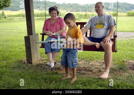 24. Juni 2004 - USA - KRT US NEWS STORY SLUGGED: NATIONALGUARD KRT FOTO VON PETE SOUZA/CHICAGO TRIBUNE (7. Juli) Army Reservist John Ridgell und seine Frau Dianne beobachten ihren Enkel Dylan, 2, am 24. Juni 2004 mit Spielzeugpistolen in ihrem Haus in Sweetwater, Tennessee. Ridgells Einheit ist zum Training in Mississippi aufgebrochen und wird voraussichtlich noch in diesem Jahr in den Irak entsandt. Ridgell ist Schuldirektor und Diakon seiner Kirche sowie Sporttrainer an der Schule. (Mvw) 2004 (Bild: © Pete Souza/mct/ZUMAPRESS.com) Stockfoto
