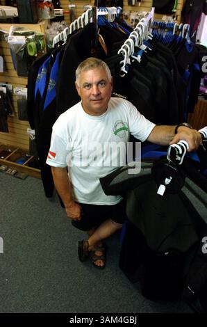 24. Juni 2004 - USA - KRT US NEWS STORY SLUGGED: ENV-OTD-WATERCAVES KRT FOTO VON DAVID ZENTZ/ORLANDO SENTINEL (MIAMI OUT) (1. Juli) Cave Diver, Scuba Shop Besitzer und Tauchlehrer Paul Heinerth in seinem Tauchshop in Hudson, Florida. Heinerth und Larry Green haben die Leichen von zwei Höhlentauchern, Craig Simon und John Robinson, geborgen, die in der Unterwasserhöhle Eagle's Nest starben. (cdm) 2004 (Bild: © David Zentz/mct/ZUMAPRESS.com) Stockfoto