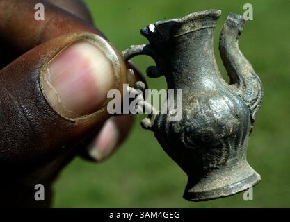 24. JUNI 2004 - US - KRT US NEWS STORY SLUGGED: BLACKTOWN KRT FOTO VON HUY RICHARD MACH/ST. LOUIS POST-DISPATCH (12. Juli) unter den Artefakten, die auf Bauernfeldern etwa 35 km von Quincy, Illinois, gefunden wurden, ist das, was Archäologen als Teil eines Teesets für Zinnkinder glaubten. Archäologen und Freiwillige haben die letzten fünf Wochen damit verbracht, ein Farmfeld auszugraben, das einst als New Philadelphia bekannt war – die erste Stadt in den Vereinigten Staaten, die von einem Afroamerikaner gegründet wurde. (cdm) 2004 (Vielfalt) (Bild: © Huy Richard Mach/mct/ZUMAPRESS.com) Stockfoto