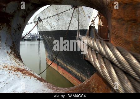 24. Juni 2004 - USA - KRT US-NEWS STORY SLUGGED: ENV-GHOSTFLEET KRT FOTO VON JOE FUDGE/NEWPORT NEWS DAILY PRESS (12. Juli) drei Schiffe verlassen die James River Reserve Fleet in ft. Eustis, Virginia, diesen Sommer für die Demontage in Brownsville, Texas, einschließlich dieses Bootes, American Banker. (cdm) 2004 (Kreditbild: © Joe Fudge/mct/ZUMAPRESS.com) Stockfoto