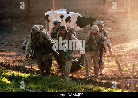 9. April 2004 - USA - EMBARGO FÜR DIE VERWENDUNG BIS SONNTAG, 15. AUGUST 2004 UND SPÄTER -- KRT WORLD NEWS STORY SCHLEPPTE: ECHOCOMPANY KRT FOTO VON DAVID SWANSON/PHILADELPHIA INQUIRER (10. August) Marines Echo Company, 2. Bataillon 4th Marines tragen eine tödlich verletzte CPL. John T. Sims nach einem Feuergefecht in Ramadi, Irak, am 9. April 2004. (gsb) 2004 (Bild: © David Swanson/mct/ZUMAPRESS.com) Stockfoto