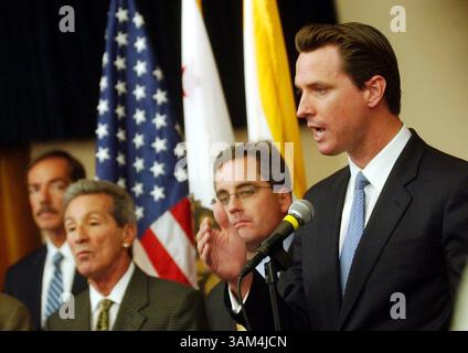 24. Februar 2004 - USA - KRT US NEWS STORY SLUGGED: GAYMARRIAGE KRT FOTO VON JOANNA JHANDA/CONTRA COSTA TIMES (12. August) SAN FRANCISCO, CA -- Bürgermeister von San Francisco Gavin Newsom spricht am Donnerstag, 12. August 2004, vor der Presse im Rathaus über das Urteil des kalifornischen Obersten Gerichtshofs, dass er seine Autorität überschritten hat, als er Anfang des Jahres Heiratserlaubnisse für schwule Paare ausstellte. (Mvw) 2004 (Vielfalt) (Bild: © Joanna Jhanda/mct/ZUMAPRESS.com) Stockfoto