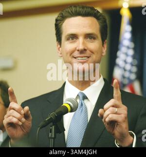 24. Februar 2004 - USA - KRT US NEWS STORY SLUGGED: GAYMARRIAGE KRT FOTO VON KAREN T. BORCHERS/SAN JOSE MERCURY NEWS (12. August) SAN FRANCISCO, CA -- Bürgermeister von San Francisco Gavin Newsom spricht am Donnerstag, 12. August 2004 im Rathaus vor der Presse über das Urteil des kalifornischen Obersten Gerichtshofs, dass er seine Autorität überschritten hat, als er Anfang dieses Jahres Heiratserlaubnisse für schwule Paare ausstellte. (Mvw) 2004 (Bild: © Karen T. Borchers/mct/ZUMAPRESS.com) Stockfoto