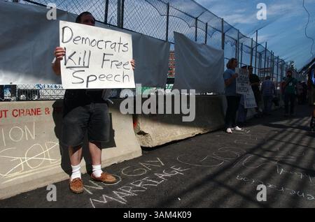 26. Juli 2004 - USA - KRT US NEWS STORY SLUGGED: CVN-DEMOCRATS KRT FOTO VON LEW STAMP/AKRON BEACON JOURNAL (26. Juli) BOSTON, MA -- Demonstrator vor der Democratic National Convention in Boston, Massachusetts, am Montag, 26. Juli 2004. (Mvw) 2004 (Bild: © Akron Beacon Journal/mct/ZUMAPRESS.com) Stockfoto