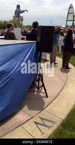 24. Juli 2004 - US-KRT US NEWS STORY SLUGGED: KERRY KRT FOTO VON PETE SOUZA/CHICAGO TRIBUNE (24. Juli) Ein ''W'' für ''West'' von einem großen Kompassabzeichen auf dem Gelände, während Senator John Kerry, vermuteter demokratischer Präsidentschaftskandidat, bei einer Kundgebung in Sioux City, Iowa, am Samstag, den 24. Juli 2004 spricht. (nk) 2004 (Kreditbild: © Chicago Tribune/mct/ZUMAPRESS.com) Stockfoto