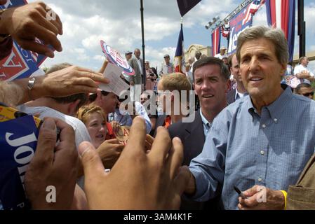 24. Juli 2004 - USA - KRT US NEWS STORY SLUGGED: KERRY KRT FOTO VON PETE SOUZA/CHICAGO TRIBUNE (24. Juli) Sen. John Kerry, mutmaßlicher demokratischer Präsidentschaftskandidat, begrüßt die Menge bei einer Kundgebung in Sioux City, Iowa, am Samstag, den 24. Juli 2004. (nk) 2004 (Kreditbild: © Chicago Tribune/mct/ZUMAPRESS.com) Stockfoto