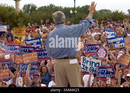 24. Juli 2004 - USA - KRT US NEWS STORY SLUGGED: KERRY KRT FOTO VON PETE SOUZA/CHICAGO TRIBUNE (24. Juli) Sen. John Kerry, mutmaßlicher demokratischer Kandidat für das Amt des Präsidenten, wird auf einer Kundgebung in Sioux City, Iowa, am Samstag, den 24. Juli 2004 gezeigt. (nk) 2004 (Kreditbild: © Chicago Tribune/mct/ZUMAPRESS.com) Stockfoto