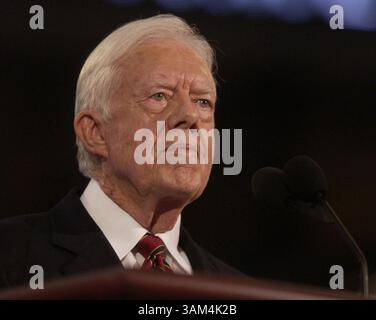 26. Juli 2004 - USA - KRT US NEWS STORY SLUGGED: CVN-DEMOCRATS KRT FOTO VON SAUL LOEB/KRT (26. Juli) BOSTON, MA -- der ehemalige Präsident Jimmy Carter spricht am Montagabend, 26. Juli 2004, auf der Demokratischen Nationalversammlung in Boston, Massachusetts. (Mvw) 2004 (Bild: © Saul Loeb/mct/ZUMAPRESS.com) Stockfoto