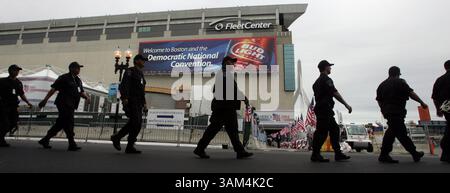 24. Juli 2004 - USA - KEINE MAGIE, KEINE VERKÄUFE -- KRT US NEWS STORY SCHLEPPTE: CVN-DEMOCRATS KRT FOTO VON RICHARD MICHAEL PRUITT/DALLAS MORNING NEWS (24. Juli) BOSTON, MA - spezielle taktische Offiziere mit dem Boston Police Department kommen am Samstag, den 24. Juli 2004 vorbei, Ort der Demokratischen Nationalversammlung, die am Montag beginnt. (smd) 2004 (Kreditbild: © Dallas Morning News/mct/ZUMAPRESS.com) Stockfoto