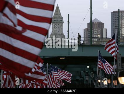 24. Juli 2004 - USA - KRT US-NEWS STORY SCHLEPPTE: DNC KRT FOTO VON CHUCK KENNEDY/KRT (23. JULI) BOSTON, MA -- Arbeiter haben die Bühne für den Kongress der Demokratischen Nationalpartei im Fleet Center in Boston in letzter Minute getroffen, ca. Freitag, 23. Juli 2004 (cwk) 2004 (Credit Image: © PHOTOGNOSOURCE/mct/ZUMAPRESS.com) Stockfoto