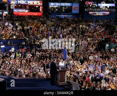 26. Juli 2004 - USA - KRT US NEWS STORY SLUGGED: CVN-DEMOCRATS KRT FOTO VON CHUCK KENNEDY/KRT (26. Juli) BOSTON, MA -- ehemaliger Vizepräsident Al Gore spricht am Montag Abend, 26. Juli 2004, mit Delegierten auf der Democratic National Convention. (Mvw) 2004 (Bild: © Chuck Kennedy/mct/ZUMAPRESS.com) Stockfoto