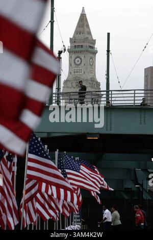 24. Juli 2004 - USA - KRT US-NEWS STORY SCHLEPPTE: DNC KRT FOTO VON CHUCK KENNEDY/KRT (23. JULI) BOSTON, MA -- Arbeiter haben die Bühne für den Kongress der Demokratischen Nationalpartei im Fleet Center in Boston in letzter Minute getroffen, ca. Freitag, 23. Juli 2004 (cwk) 2004 (Credit Image: © PHOTOGNOSOURCE/mct/ZUMAPRESS.com) Stockfoto