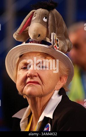 26. Juli 2004 - USA - KRT US NEWS STORY SLUGGED: CVN-DEMOCRATS KRT FOTO VON SAUL LOEB/KRT (26. Juli) BOSTON, MA - Barbara Schwartz aus Miami, Florida, nimmt am Montag, 26. Juli 2004 an der Democratic National Convention im Fleet Center in Boston, Massachusetts Teil. (Mvw) 2004 (Bild: © PHOTOGNOSOURCE/mct/ZUMAPRESS.com) Stockfoto