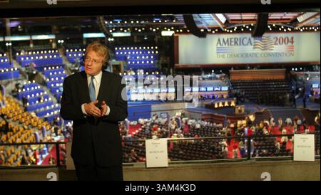 26. Juli 2004 - USA - KRT US NEWS STORY SLUGGED: CVN-DEMOCRATS KRT FOTO VON TIM REVELL/COLUMBUS DISPATCH (26. Juli) BOSTON, MA - Ohio Delegierter Jerry Springer auf der Democratic National Convention in Boston, Massachusetts, am Montag, 26. Juli 2004. (Mvw) 2004 (Kreditbild: © Columbus Dispatch/mct/ZUMAPRESS.com) Stockfoto