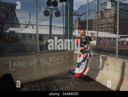 26. Juli 2004 - USA - KRT US NEWS STORY SLUGGED: CVN-DEMOCRATS KRT FOTO VON LEW STAMP/AKRON BEACON JOURNAL (26. Juli) BOSTON, MA -- Demonstrator vor der Democratic National Convention in Boston, Massachusetts, am Montag, 26. Juli 2004. (Mvw) 2004 (Bild: © Akron Beacon Journal/mct/ZUMAPRESS.com) Stockfoto