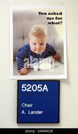 22. Juli 2004 - USA - KEINE MAGIE, KEINE VERKÄUFE -- KRT US-NEWS-STORY SCHLEPPTE: SCI-GENETHERAPY KRT-FOTO VON MARK RIGHTMIRE/ORANGE COUNTY REGISTER (L.A. TIMES OUT) (19. August) Ein Foto von Sophia Lander, Tochter von Arthur Lander und Anne Calof, beides Entwicklungsbiologen von U.C. Irvine, hängt vor Landers Büro. (Mvw) 2004 (Bild: © Mark Rightmire/mct/ZUMAPRESS.com) Stockfoto