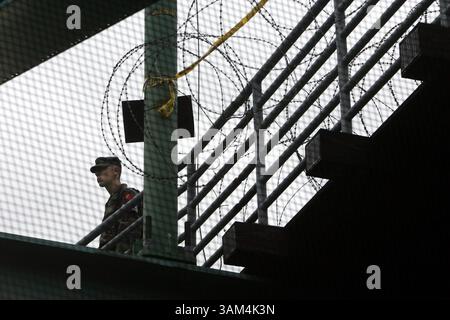 24. Juli 2004 - USA - KEINE MAGIE, KEIN VERKAUF - KRT US NEWS STORY SCHLEPPTE: CVN-DEMOCRATS KRT FOTO VON RICHARD MICHAEL PRUITT/DALLAS MORNING NEWS (24. Juli) BOSTON, MA - ein nicht identifizierter nationaler Wachmann mit der 211 MP Unit steht auf einer alten Trolly Linie, die neben dem Fleet Center in Boston, Massachusetts verläuft. Der Raiser soll verhindern, dass Demonstranten in den sicheren Bereich um das Fleet Center, dem Ort der Demokratischen Nationalkonvention, die Montag beginnt, eindringen. (smd) 2004 (Kreditbild: © Dallas Morning News/mct/ZUMAPRESS.com) Stockfoto
