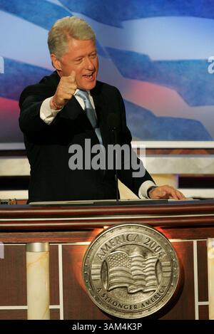26. Juli 2004 - USA - KRT US NEWS STORY SCHLEPPTE: CVN-DEMOCRATS KRT FOTO VON RICHARD MICHAEL PRUITT/DALLAS MORNING NEWS (26. Juli) BOSTON, MA -- der ehemalige Präsident Bill Clinton spricht am Montag, 26. Juli 2004 vor dem Democratic National Convention. (Mvw) 2004 (Bild: © Richard Michael Pruitt/mct/ZUMAPRESS.com) Stockfoto