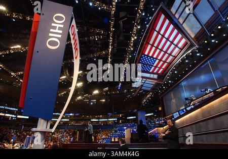 26. Juli 2004 - USA - KRT US NEWS STORY SLUGGED: CVN-DEMOCRATS KRT FOTO VON LEW STAMP/AKRON BEACON JOURNAL (26. Juli) BOSTON, MA -- die Ohio Delegation auf der Democratic National Convention in Boston, Massachusetts, am Montag, 26. Juli 2004. (Mvw) 2004 (Bild: © Akron Beacon Journal/mct/ZUMAPRESS.com) Stockfoto