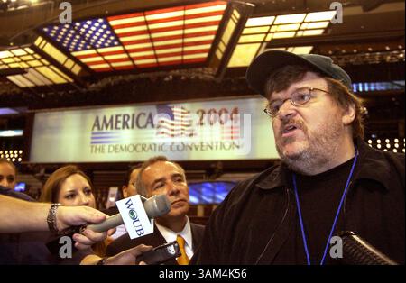 26. Juli 2004 - USA - KRT US NEWS STORY SLUGGED: CVN-DEMOCRATS KRT FOTO VON SAUL LOEB/KRT (26. Juli) BOSTON, MA -- der Filmemacher Michael Moore erscheint am Montag, 26. Juli 2004 auf der Democratic National Convention in Boston, Massachusetts. (Mvw) 2004 (Bild: © PHOTOGNOSOURCE/mct/ZUMAPRESS.com) Stockfoto