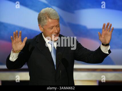 26. Juli 2004 - USA - KRT US NEWS STORY SCHLEPPTE: CVN-DEMOCRATS KRT FOTO VON RICHARD MICHAEL PRUITT/DALLAS MORNING NEWS (26. Juli) BOSTON, MA -- der ehemalige Präsident Bill Clinton spricht am Montag, 26. Juli 2004 vor dem Democratic National Convention. (Mvw) 2004 (Bild: © Richard Michael Pruitt/mct/ZUMAPRESS.com) Stockfoto