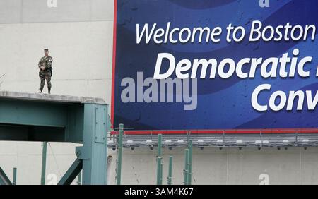 24. Juli 2004 - USA - KRT US-NEWS STORY SCHLEPPTE: CVN-DEMOCRATS KRT FOTO VON CHUCK KENNEDY/KRT (24. Juli) BOSTON, MA - Ein Wachmann steht in der Nähe des Fleet Center, das ein Schild hält, das Medien und Delegierte zur Demokratischen Nationalkonvention in Boston am Samstag, den 24. Juli 2004 begrüßt. (smd) 2004 (Abbildung: © PHOTOGNOSOURCE/mct/ZUMAPRESS.com) Stockfoto