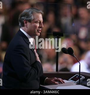 26. Juli 2004 - USA - KRT US NEWS STORY SLUGGED: CVN-DEMOCRATS KRT FOTO VON CHUCK KENNEDY/KRT (26. Juli) BOSTON, MA -- ehemaliger Vizepräsident Al Gore spricht am Montagabend, 26. Juli 2004, vor dem Democratic National Convention in Boston, Massachusetts. (Mvw) 2004 (Bild: © PHOTOGNOSOURCE/mct/ZUMAPRESS.com) Stockfoto