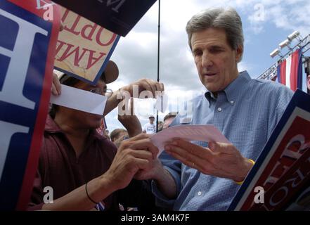 24. Juli 2004 - USA - KRT US NEWS STORY SLUGGED: KERRY KRT FOTO VON PETE SOUZA/CHICAGO TRIBUNE (24. Juli) Sen. John Kerry, mutmaßlicher demokratischer Präsidentschaftskandidat, arbeitet am Samstag, den 24. Juli 2004 in Sioux City, Iowa. (nk) 2004 (Kreditbild: © Chicago Tribune/mct/ZUMAPRESS.com) Stockfoto