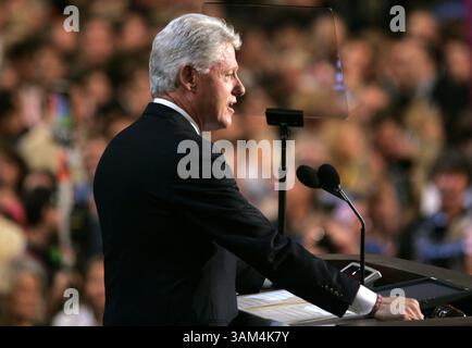 26. Juli 2004 - USA - KRT US NEWS STORY SLUGGED: CVN-DEMOCRATS KRT FOTO VON CHUCK KENNEDY/KRT (26. Juli) BOSTON, MA -- der ehemalige Präsident Bill Clinton spricht am Montag, 26. Juli 2004, vor dem Democratic National Convention. (Mvw) 2004 (Bild: © Chuck Kennedy/mct/ZUMAPRESS.com) Stockfoto