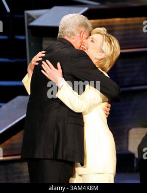 26. Juli 2004 - USA - KRT US NEWS STORY SCHLEPPTE: CVN-DEMOCRATS KRT FOTO VON RICHARD MICHAEL PRUITT/DALLAS MORNING NEWS (26. Juli) BOSTON, MA -- der ehemalige Präsident Bill Clinton umarmt seine Frau Senatorin Hillary Rodham Clinton (D-NY), bevor er am Montag, 26. Juli 2004 mit Delegierten spricht. (Mvw) 2004 (Kreditbild: © Dallas Morning News/mct/ZUMAPRESS.com) Stockfoto