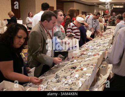 26. Juli 2004 - USA - KRT US NEWS STORY SLUGGED: CVN-DEMOCRATS KRT FOTO VON CHUCK KENNEDY/KRT (26. Juli) BOSTON, MA -- Delegierte schauen sich politische Erinnerungsstücke am ersten Tag der Democratic National Convention in Boston, Massachusetts am Montag, 26. Juli 2004 an. (Mvw) 2004 (Bild: © PHOTOGNOSOURCE/mct/ZUMAPRESS.com) Stockfoto
