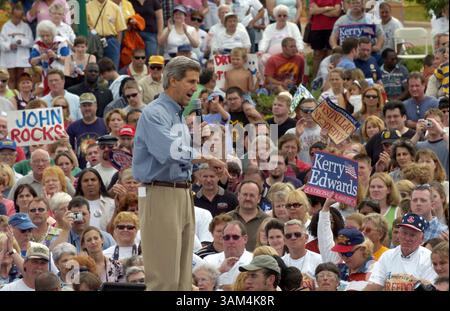 24. Juli 2004 - USA - KRT US NEWS STORY SLUGGED: KERRY KRT FOTO VON PETE SOUZA/CHICAGO TRIBUNE (24. Juli) Sen. John Kerry, mutmaßlicher demokratischer Kandidat für das Amt des Präsidenten, wird auf einer Kundgebung in Sioux City, Iowa, am Samstag, den 24. Juli 2004 gezeigt. (nk) 2004 (Kreditbild: © Chicago Tribune/mct/ZUMAPRESS.com) Stockfoto