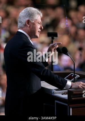 26. Juli 2004 - USA - KRT US NEWS STORY SLUGGED: CVN-DEMOCRATS KRT FOTO VON CHUCK KENNEDY/KRT (26. Juli) BOSTON, MA -- der ehemalige Präsident Bill Clinton spricht am Montag, 26. Juli 2004, vor dem Democratic National Convention. (Mvw) 2004 (Bild: © Chuck Kennedy/mct/ZUMAPRESS.com) Stockfoto