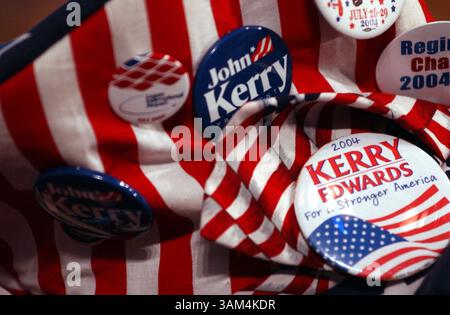 26. Juli 2004 - USA - KRT US NEWS STORY SLUGGED: CVN-DEMOCRATS KRT FOTO VON SAUL LOEB/KRT (26. Juli) BOSTON, MA -- Kampagne Buttons auf der Democratic National Convention in Boston, Massachusetts, am Montag, 26. Juli 2004. (Mvw) 2004 (Bild: © PHOTOGNOSOURCE/mct/ZUMAPRESS.com) Stockfoto
