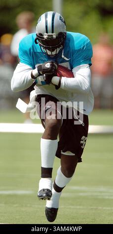 31. Juli 2004 – USA – KRT SPORTS STORY SLUGGED: FBN-PANTHERS KRT FOTO VON CHRISTOPHER A. RECORD/CHARLOTTE OBSERVER (Juli 31) SPARTANBURG, SC – Carolina Panther Running Back Deshaun Foster tanzt sich durch eine Übung bei der Carolina Panther's Nachmittagssitzung im Trainingscamp in Spartanburg, South Carolina, am Samstag, 31. Juli 2004. (nk) 2004 (Kreditbild: © Christopher A. Record/mct/ZUMAPRESS.com) Stockfoto