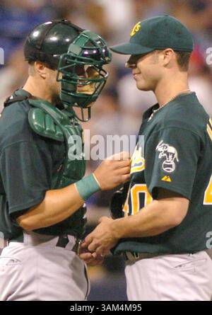 9. AUGUST 2004 - USA - KRT SPORTS STORY SLUGGED: ATHLETICS-ZWILLINGE KRT FOTO VON JOHN DOMAN/ST. PAUL PIONEER PRESS (9. August) MINNEAPOLIS, MN -- der Oakland Athletics-Catcher Adam Melhuse spricht mit dem Startkrug Rich Harden im ersten Inning gegen die Minnesota Twins. Harden gewann den Sieg, als die A's am 9. August 2004 im Metrodome in Minneapolis, Minnesota, die Twins mit 8:2 besiegten. (cdm) 2004 (Bild: © John Doman/mct/ZUMAPRESS.com) Stockfoto
