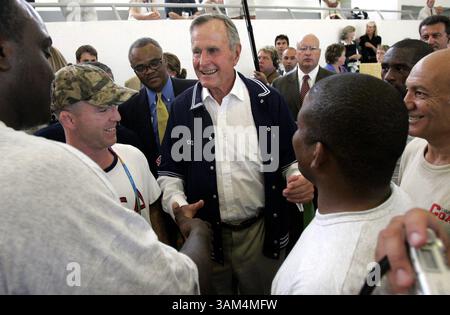 13. August 2004 - USA - KRT SPORTS STORY SLUGGED: OLY-BUSH KRT FOTO VON RON CORTES/PHILADELPHIA INQUIRER (13. August) ATHEN, GRIECHENLAND-- ehemaliger Präsident George Bush macht mit US-Athleten im Training am American College of Greece Freitag, 13. August 2004. (ag )2004 (Kreditbild: © Ron Cortes/mct/ZUMAPRESS.com) Stockfoto