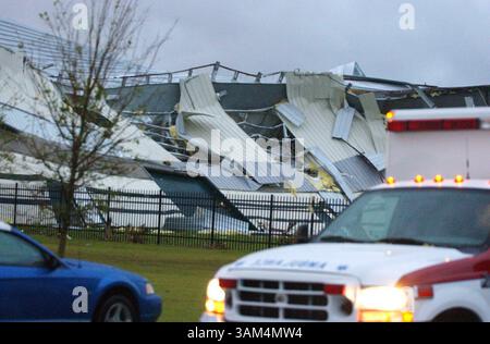 13. August 2004 - USA - KRT US NEWS STORY SCHLEPPTE: WEA-STÜRME KRT FOTO VON BRIAN BLANCO/BRADENTON HERALD (13. August) ARCADIA, FL-- das Turner Center in Arcadia, Florida, ist aufgrund des Hurrikans Charley am Freitag, 13. August 2004 teilweise zusammengebrochen. (Mvw) 2004 (Bild: © Brian Blanco/mct/ZUMAPRESS.com) Stockfoto