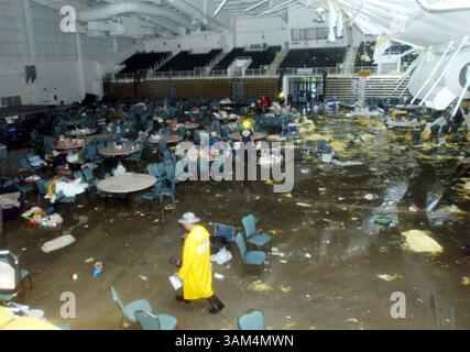 13. August 2004 - USA - KRT US NEWS STORY SCHLEPPTE: WEA-STÜRME KRT FOTO VON BRIAN BLANCO/BRADENTON HERALD (13. August) ARCADIA, FL-- ein Notfallbeamter untersucht das Innere des Turner Center in Arcadia, Florida, nachdem es am Freitag, 13. August 2004 durch Hurrikan Charley beschädigt wurde. (Mvw) 2004 (Bild: © Brian Blanco/mct/ZUMAPRESS.com) Stockfoto