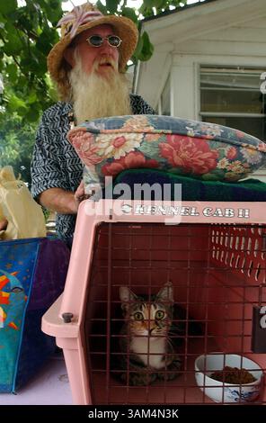 13. August 2004 - USA - KRT US NEWS STORY SCHLEPPTE: WEA-STÜRME KRT FOTO VON TIFFANY TOMPKINS-CONDIE/BRADENTON HERALD (13. August) BRADENTON BEACH, FL-- David Marshall mit seiner Katze Angel plant, den Hurrikan in einem kleinen Haus mit Holzrahmen am Bradenton Beach zu überqueren, obwohl Katze Angel am Freitag, 13. August 2004 mit Freunden auf das Festland gehen wird. (lde) 2004 (Bild: © Tompkins-Condie/mct/ZUMAPRESS.com) Stockfoto