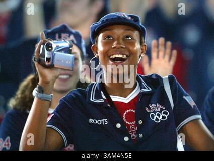 Aug. 14, 2004 - USA - KEINE MAGIE, KEINE VERKÄUFE -- KRT SPORTFOTO SCHLEPPTE: OLY-OPENING KRT FOTO VON BRUCE CHAMBERS/ORANGE COUNTY REGISTER (L.A. TIMES OUT) amerikanische Athletin, Video auf ihrem Spaziergang auf der Strecke, während die US-Mannschaft das Stadion im Athener Olympischen Sportkomplex in Athen betritt Freitag, 13. August 2004 (ag) 2004 (Credit Image: © Bruce Chambers/mct/ZUMAPRESS.com) Stockfoto