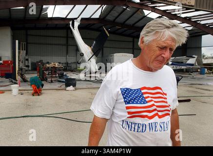 14. August 2004 - USA - KRT US-NEWS STORY SCHLEPPTE: WEA-STÜRME KRT-FOTO VON BRIAN BLANCO/BRADENTON HERALD (13. August) ARCADIA, FL--- Bill Minnear, Manager des Arcadia Municipal Airport in Arcadia, Florida, versucht sich zu komponieren, während er die Schäden an Strukturen und Flugzeugen am Samstagmorgen, dem 14. August 2004, Stunden nachdem Hurrikan Charley durch das Gebiet gerissen hat. (Mvw) 2004 (Bild: © Brian Blanco/mct/ZUMAPRESS.com) Stockfoto