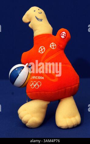 15. August 2004 - USA - KRT SPORTS STORY SLUGGED: OLY-SOUVENIRS KRT FOTO VON JEFF LAWRENCE/KRT (15. August) ATHEN, GRIECHENLAND - dieses Olympische Maskottchen gehört zu den Souvenirs, die bei den Olympischen Spielen in Athen erhältlich sind. (gsb) 2004 (Bild: © Jeff Lawrence/mct/ZUMAPRESS.com) Stockfoto