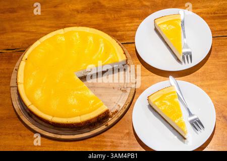 Ein Stück Dayap-Käsekuchen, serviert in einem lokalen Café in Iloilo City, Philippinen. Ein erfrischendes Dessert mit einheimischer Limette und cremiger Füllung. Stockfoto