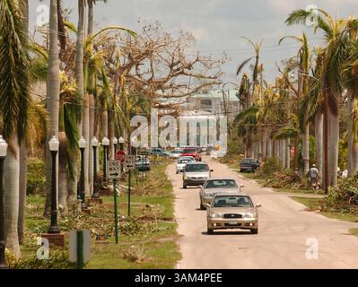 15. August 2004 - USA - KRT US NEWS STORY SCHLEPPTE: WEA-STÜRME KRT FOTO VON PAUL GONZALEZ VIDELA/BRADENTON HERALD (15. August) PUNTA GORDA, FL -- die Straße wurde geräumt, aber Trümmerwürfe auf beiden Seiten der Retta Esplanade in Punta Gorda, Florida, zwei Tage nachdem Hurrikan Charley am 13. August 2004 über Land kam. (cdm) 2004 (Bild: © Paul Gonzalez Videla/mct/ZUMAPRESS.com) Stockfoto