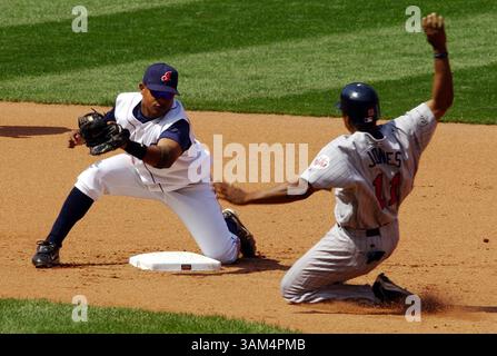 17. August 2004 - USA - KRT SPORTS STORY SLUGGED: ZWILLINGE-INDIANS KRT FOTO VON MIKE CARDEW/AKRON BEACON JOURNAL (15. August) CLEVELAND, OH -- Cleveland Indians zweiter Baseman Ronnie Belliard bereitet sich darauf vor, Jacque Jones der Minnesota Twins bei einem Steal-Versuch im siebten Inning zu markieren. Aber Jones rutschte in Sicherheit, als Belliard den Ball fallen ließ. Die Twins besiegten die Indians am Sonntag, den 15. August 2004, im Jacobs Field in Cleveland, Ohio. (cdm) 2004 (Bild: © Mike Cardew/mct/ZUMAPRESS.com) Stockfoto