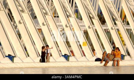 16. August 2004 - USA - KRT SPORTS STORY SLUGGED: OLY-OLYMPICS KRT FOTO VON JEFF LAWRENCE/KRT (17. August) ATHEN, GRIECHENLAND -- Besucher des Olympischen Sportkomplexes genießen die Nachmittagssonne in der Nähe eines Bogengangs am Dienstag, 17. August 2004. (gsb) 2004 (Bild: © Jeff Lawrence/mct/ZUMAPRESS.com) Stockfoto
