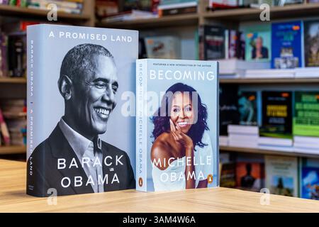 Nahaufnahme von Michelle Obamas werden und Barack Obamas Buch A Promised Land in der Buchhandlung. Stockfoto